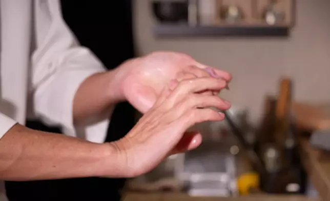 師傅以優雅的手勢，搯出多款壽司