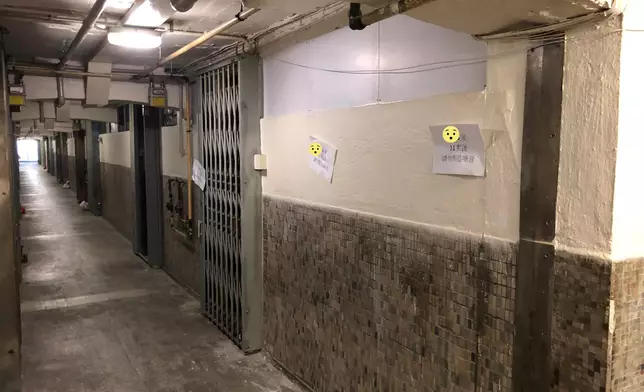 事主於走廊及鐵閘上均貼上數張以A4紙製的大字報。