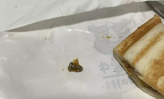 樓主稱「不幸中之大幸，咁細粒都剪中咗，又冇俾小朋友同BB食到。」