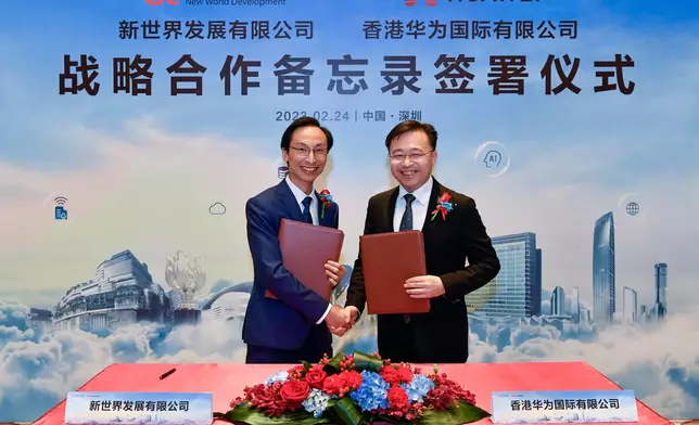 華為香港香港企業業務部副部長鄧昭健(右)與新世界發展科技及變革總監冼君行（左）簽署戰略合作備忘錄，雙方將探索創新PropTech方案。