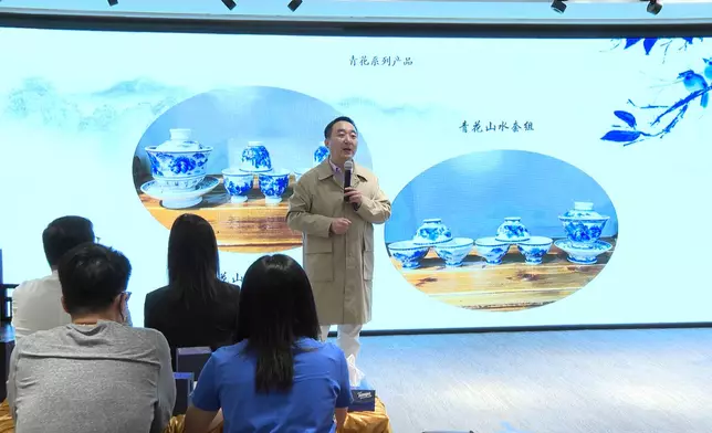 歐陽琦現身向參觀者介紹陶瓷藝術文化。