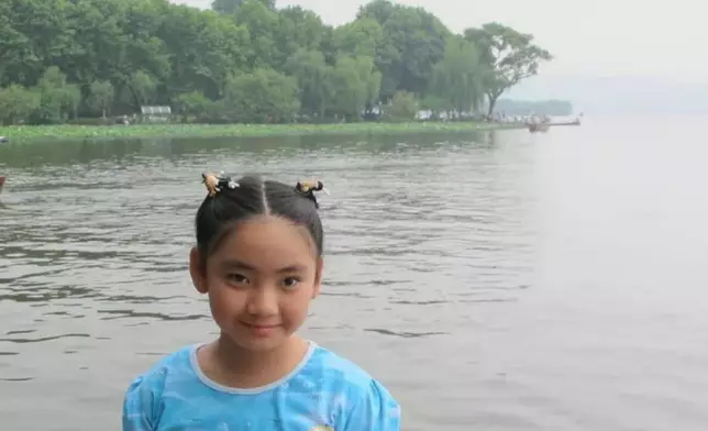 二人育有一女何嘉珍。