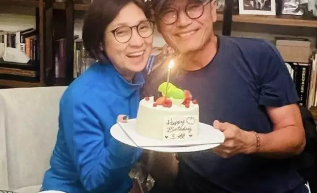 三哥三嫂結婚已近30載二人恩愛依然。