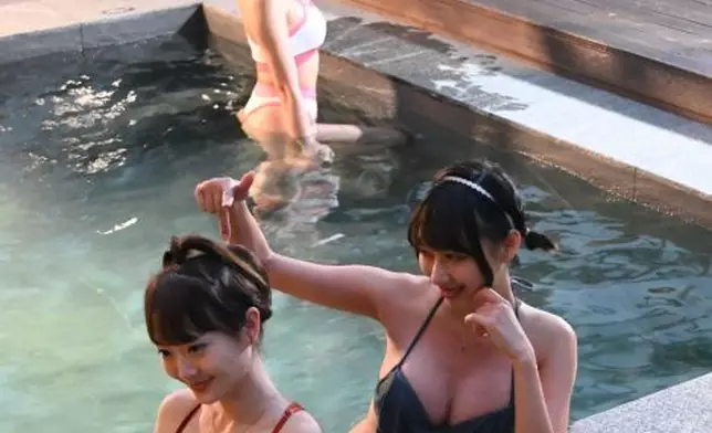 3女仲玩埋自拍添。