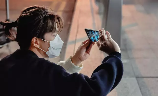 張敬軒繼去年為手提電話品牌的廣告微電影《前夫的愛》擔任導演一職