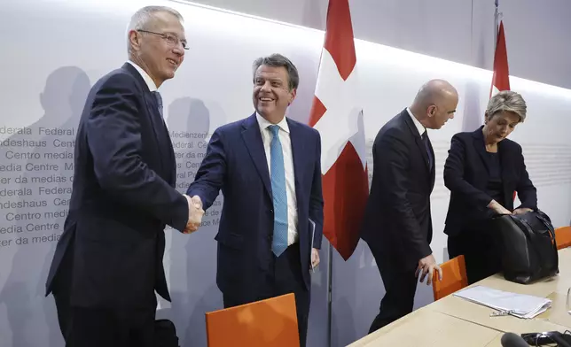 瑞信主席Axel Lehmann(I左＿)與 瑞銀主席Colm Kellehe(左二) 瑞士聯邦委員會總裁 Alain Berset 及瑞士財政部長 Karin Keller-Sutter,(右)在合併記者會後。(AP圖片)