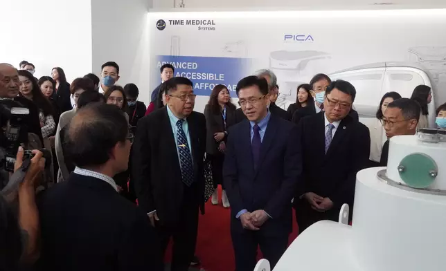 孫東在美時醫療陪同下，參觀美時醫療設於大埔創新園醫療用品製造中心的香港生產基地。