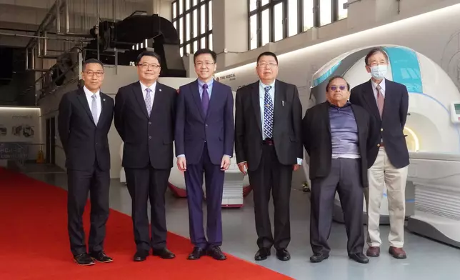 創新科技及工業局局長孫東教授（左三） 、美時醫療創始人兼首席執行官馬啓元博士 （右三）、美時醫療董事兼亞太區行政總裁Ravi Govindan先生（右二）、美時醫療董事楊雄哲教授（右一），香港科技園公司主席查毅超博士（左二）及香港科技園公司行政總裁黃克強先生（左一）一同為美時醫療位於MARS 中心全新香港生產基地進行剪綵。