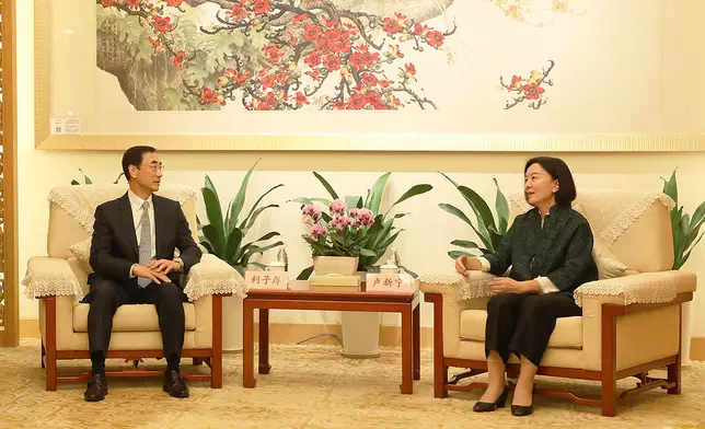 中聯辦副主任盧新寧（右）與馬會主席利子厚（左）會面交流。