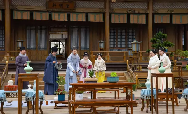 左三）飾演新川六少主的白敬亭跟側室田曦薇在宮內玩套圈圈遊戲。