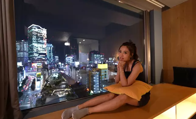 坐在房間窗台上欣賞澀谷街頭景色。