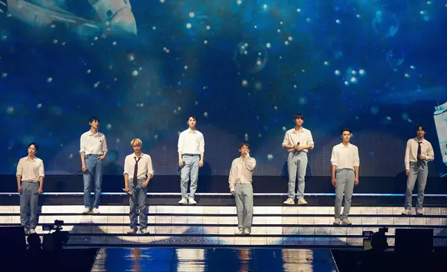 EXO身穿白襯衫表演（網上圖片）