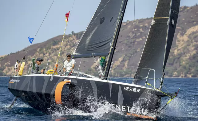 父子檔組合Philippe Grelon及兒子Cosmas駕駛的Simpson Marine號拿下雙人組別第一名以及IRC 組別全場第二名。圖片由 ROLEX Daniel Forster提供