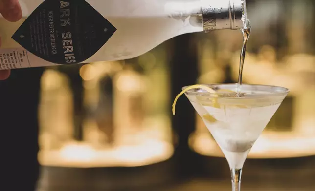 於亞洲50 最佳酒吧2022 勇奪第三名的Argo 位置優越，坐擁維多利亞港景緻，主打以亞洲食材調配的創意雞尾酒。