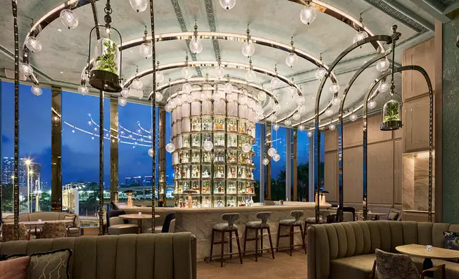 於亞洲50 最佳酒吧2022 勇奪第三名的Argo 位置優越，坐擁維多利亞港景緻，主打以亞洲食材調配的創意雞尾酒。