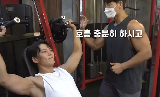 周元早前上金鍾國個人頻道大騷肌肉（影片截圖）