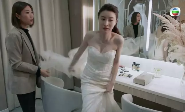 婚紗Look 1，盡顯美好身段。