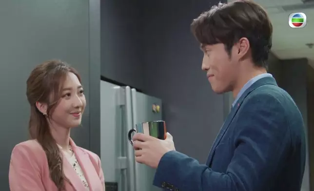 依婷嘅秘書Look亦係大受歡迎。網民仲話套劇輕輕鬆鬆又多靚女睇好開心。