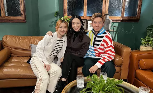 ViuTV節目《Chat It Out》由沈貞巧Gao (左) 、湯駿業 (右) 擔任主持，王君馨 (中) 則擔任本集嘉賓。