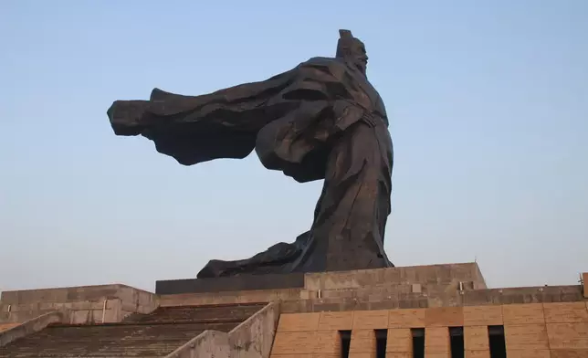 在漢高祖劉邦的故鄉設有漢皇祖陵廣場，上樹立了一尊高達42.6米的劉邦大帝銅像，正是以《大風歌》為參考造型。(網上圖片)