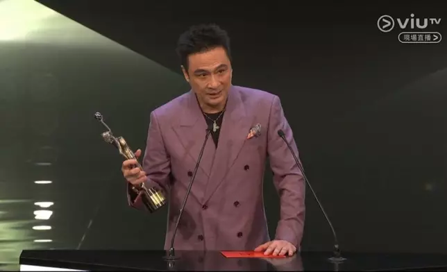 曾六度提名影帝的吳鎮宇，自嘲要靠頒獎先可以摸一下小金人，