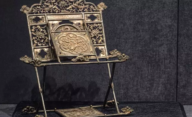 在蘇州元末張士誠父母合葬墓出土的「元代銀鏡架」 (蘇州博物館藏)