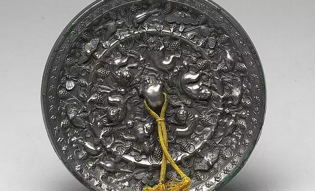 唐代銅鏡鑄造精美，紋飾常帶域外文化色彩，圖中「海獸葡萄紋鏡」正是重要代表。(網上圖片)