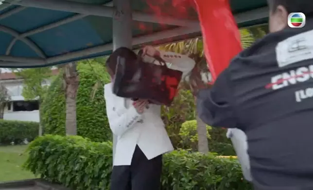 薇薇第一時間用手袋擋住塊面。