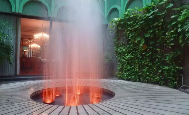 有埋彩燈噴泉，啲小朋友都睇到嘩嘩聲。