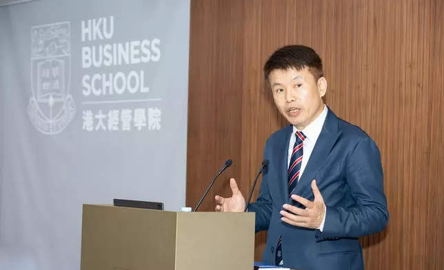 港大經管學院院長兼經濟學講座教授蔡洪濱教授致歡迎辭。