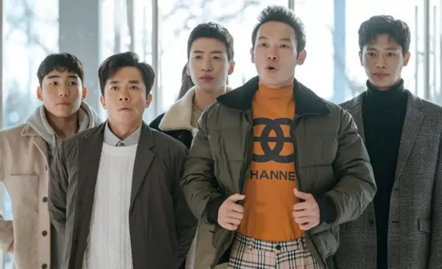 網民紛紛猜測護照主人的身份。（韓劇《愛的迫降》的劇照）