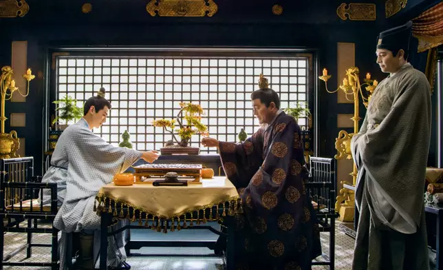 白敬亭跟劇中演他父親；新川主高曙光對奕。