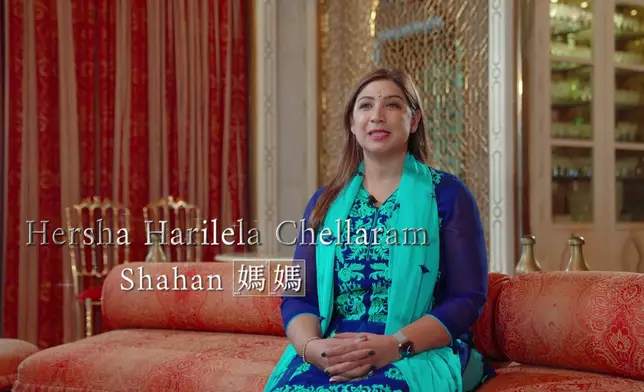 佢媽咪仲話覺得自己已經完全融入咗香港嘅生活。