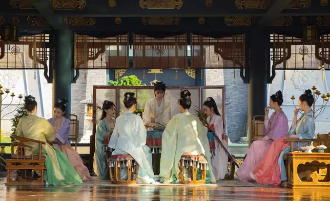 機靈甜美的田曦薇跟一班少主的夫人、側室相處融洽。