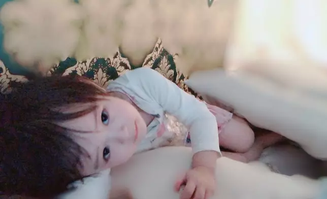 兩個囡囡在屋內亦玩得好開心。