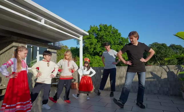 無論喺人哋屋企玩咩都好，結果只得一個—就係都係咁開心。