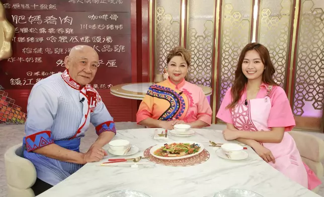 節目由李家鼎（左起）、肥媽、游嘉欣擔任主持。