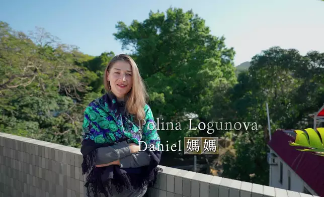 Daniel媽咪準備咗俄羅斯食物畀阿怡同柏翹品嚐。