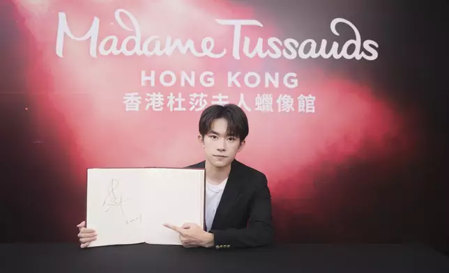 度身過程中表現得一絲不苟，讓蠟像製作團隊十分欣賞他的認真。