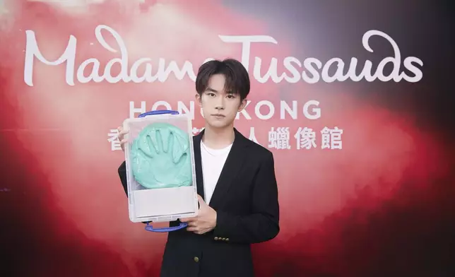 易烊千璽為蠟像量身整體時長長達 7 小時。