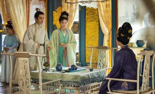 劉冠麟演劇中自戀狂的新川三少主，喜感十足。