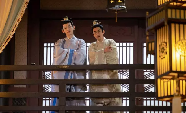 （左二）新川三少主是自戀狂的尹岸，角色討好且搞笑。