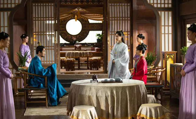 陳小紜（左四）飾演新川的嫡長主張曉晨（左四）的側室溫柔嫻