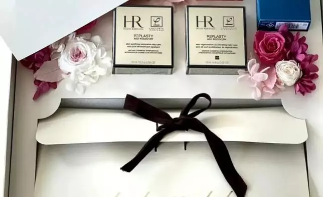 賓客收到一對新人準備的婚禮小禮物。