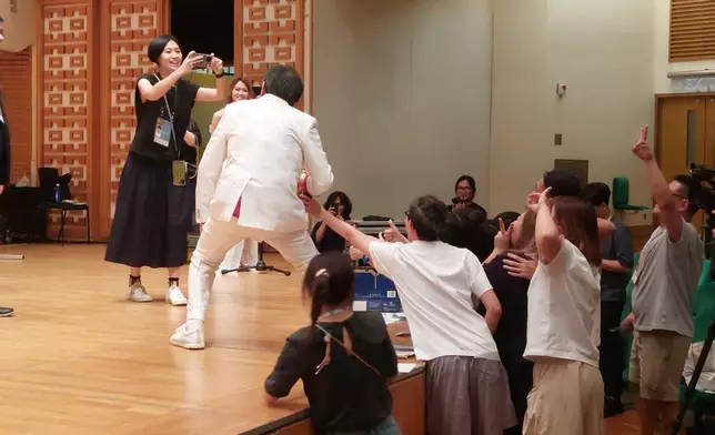 個個都好錫修哥，爭住影相。