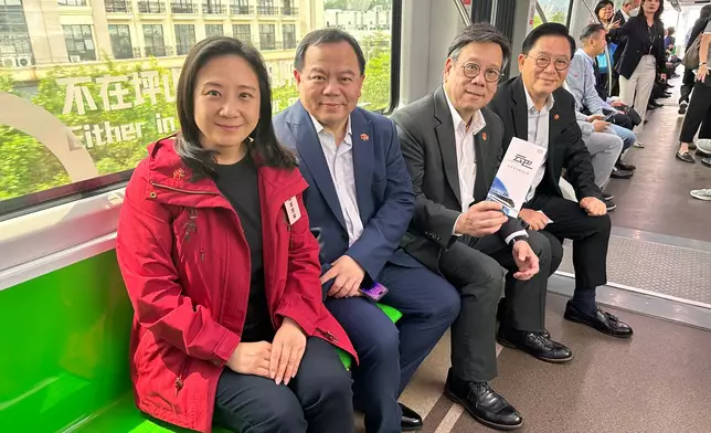 議員在深圳參觀比亞迪汽車基地。