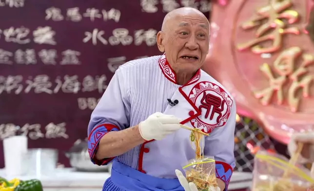 鼎爺唔多識欣賞游游嘅撈冷麵。