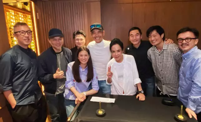 張智霖趕得切食蛋糕時來到。