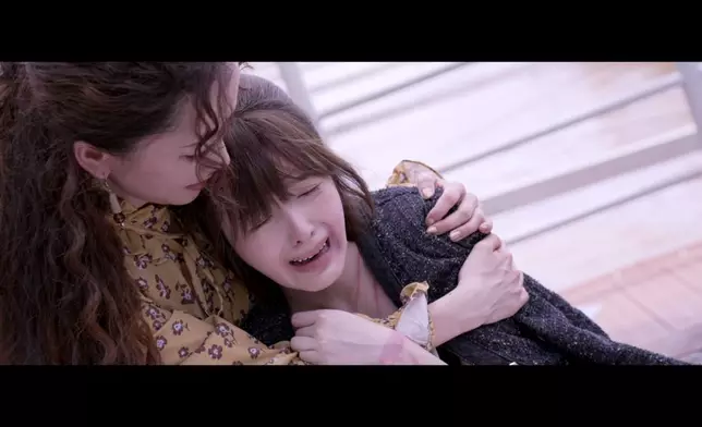 鄺潔楹話拍呢場戲嘅時候係嗌咗出嚟。