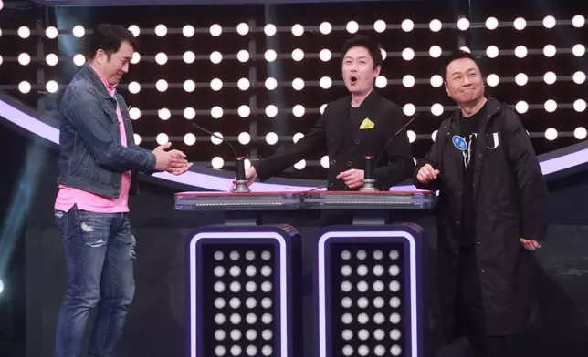 祥哥今集會模仿羅文唱《激光中》。